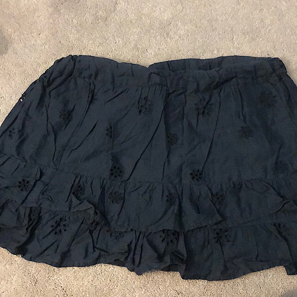 Hollister Dresses & Skirts - Hollister navy flower laced mini skirt size Small